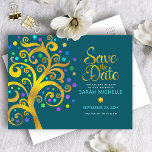 Bat Mitzvah Save the Date Blauwgroen Gold Tree of  Uitnodiging Briefkaart<br><div class="desc">Zorg ervoor dat al je vrienden en familieleden de mijlpaal van je dochter Bat Mitzvah kunnen vieren! Verstuur deze verbluffende, grafische faux gouden folie-boom met een dun turquoise, blauwgroen, paarse en blauwe ster van David en punt "bladeren" op een rijke donkerblauwe blauwgroen achtergrond, gepersonaliseerd "Save the Date"-briefkaart voor de aankondiging...</div>
