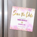 Bat Mitzvah Save the Date Gold on Pink Waterverf Magnetische Uitnodiging<br><div class="desc">Zorg ervoor dat al je vrienden en familieleden de mijlpaal van je dochter Bat Mitzvah kunnen vieren! Verzend dit verbluffende, moderne, dunne gouden faux folie en glitter stippen en typografiemanuscript tegen een zacht roze achtergrond van de waterverf, gepersonaliseerd "sparen de Datum"magnetische aankondigingskaart. Pas de douanetekst met de naam en de...</div>