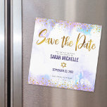 Bat Mitzvah Save the Date Gold Paars Waterverf Magnetische Uitnodiging<br><div class="desc">Zorg ervoor dat al je vrienden en familieleden de mijlpaal van je dochter Bat Mitzvah kunnen vieren! Verzend dit verbluffende, moderne, dunne gouden faux folie en glitter stippen en typografiemanuscript tegen een zacht paarse achtergrond van de waterverf, gepersonaliseerd "sparen de Datum"magnetische aankondigingskaart. Pas de douanetekst met de naam en de...</div>