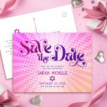 Bat Mitzvah Save the Date Retro Roze Sinaasappel O Uitnodiging Briefkaart<br><div class="desc">Zorg ervoor dat al je vrienden en familieleden de mijlpaal van je dochter Bat Mitzvah kunnen vieren! Stuur dit leuke, boho retro gepersonaliseerde "Save the Date" briefkaart. Leuke, trendy, gedurfde donkerroze en paarse typografie met moderne sans serif typografie overlay een achtergrond van pop licht sinaasappel en roze ombre gradiënt stralen...</div>