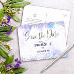 Bat Mitzvah Save the Date Silver Paarse Waterverf Uitnodiging Briefkaart<br><div class="desc">Zorg ervoor dat al je vrienden en familieleden de mijlpaal van je dochter Bat Mitzvah kunnen vieren! Verstuur deze verbluffende, moderne, dunne, zilveren nepfolie en glitter stippen en handgeschreven script tegen een zachte paarse achtergrond van waterverf, gepersonaliseerd "Save the Date"-briefkaart. Pas de douanetekst met de naam en de datum van...</div>