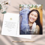 Bat Mitzvah Script Foto Gold Floral Hartelijk dank Briefkaart<br><div class="desc">Zorg ervoor dat je favoriete Bat Mitzvah haar waardering show aan iedereen die haar mijlpaalevenement heeft ondersteund! Stuur dit verfijnde, gepersonaliseerde dank u briefkaart! Een chique, verbluffende, witte en gouden glitter floral waterverf met witte script typografie en san serif type overlay de foto van uw keuze. Een gouden ster van...</div>