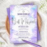 Bat Mitzvah Silver Glitter Paarse Waterverf Bold Kaart<br><div class="desc">Wees trots, verheug je en laat deze mijlpaal van je favoriete Bat Mitzvah zien! Stuur deze prachtige, moderne, gepersonaliseerde uitnodiging voor een evenement om te onthouden. Sparkly faux zilver folie script, glitter stippen. Davidster en typografie script bedekken een lichte paarse waterverf achtergrond. Personaliseer de aangepaste tekst met uw Bat Mitzvah's...</div>