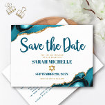 Bat Mitzvah Sla het Date Turquoise Agaat Script op Uitnodiging Briefkaart<br><div class="desc">Zorg ervoor dat al je vrienden en familieleden de mijlpaal van je dochter Bat Mitzvah kunnen vieren! Stuur dit coole, unieke, eigentijdse, gepersonaliseerde "Save the Date" briefkaart. Donker blauwgroen blauw schrift typografie en faux gold Star of David overlay een eenvoudige, schone witte achtergrond met turquoise blauw agaat stenen geaccentueerd met...</div>