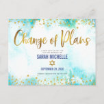 Bat Mitzvah stelt de gouden Waterverf Glitter Blue Uitnodiging Briefkaart<br><div class="desc">Zorg ervoor dat al je vrienden en familieleden nog steeds de mijlpaal van je dochter Bat Mitzvah kunnen vieren, ongeacht de huidige onvoorziene omstandigheden wereldwijd. Stuur deze prachtige, moderne, sprankelende gouden faux folie en glitter stippen en typografie script tegen een turquoise blauwe waterverf achtergrond, gepersonaliseerde "Change of Plans" aankondigingsbriefkaart. Personaliseer...</div>