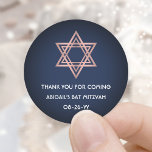 Bat Mitzvah Ster van David Navy Blue Roze Rose Gol Ronde Sticker<br><div class="desc">Voeg een gepersonaliseerde finishing touch toe aan bat mitzvah bedankjes of gunsten met deze elegante marineblauw en roze ronde stickers / envelopzegels. Alle tekst is eenvoudig aan te passen of te verwijderen. Design beschikt over een eenvoudige moderne marineblauwe achtergrond, roos gouden faux metallic folie Star of David, en stijlvolle art...</div>