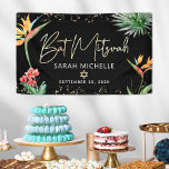 Bat Mitzvah Tropical Palm Leaf Zwart Goud Welkom Spandoek<br><div class="desc">Wees trots, verheug je en laat deze mijlpaal van je favoriete Bat Mitzvah zien! Hang deze prachtige, moderne, stijlvolle, gepersonaliseerde banner op om haar speciale dag aan te vullen. Stijlvolle, prachtige, kleurrijke, waterverf paradijsbloemenvogels, faux gold handgeschreven script, Star of David en glitter stippen, samen met modern sans serif type, overlay...</div>