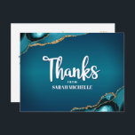 Bat Mitzvah Turquoise Ombre Agate Script Dank u we Briefkaart<br><div class="desc">Zorg ervoor dat je favoriete Bat Mitzvah zijn waardering show aan iedereen die haar mijlpaalevenement heeft ondersteund! Stuur dit coole, unieke, moderne, gepersonaliseerde dank u briefkaart. Wit handgeschreven script en vet sans serif typografie overlay een diep blauwgroen blauw ombre achtergrond met turquoise blauw agaat geaccentueerd met faux gouden aders. Een...</div>