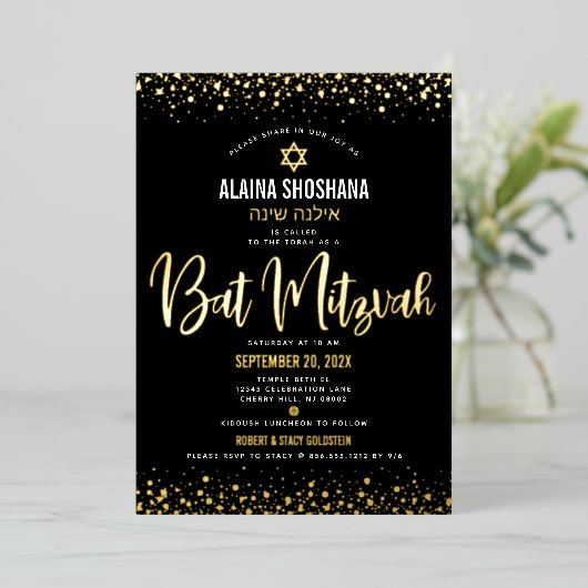 Bat Mitzvah Zwart Elegant Modern Script Echt Goud Folie Uitnodiging (Staand Voorkant)