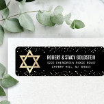 Bat Mitzvah Zwart Goud Glitter Vet Retouradres Etiket<br><div class="desc">Wees trots, verheug en vier deze mijlpaal van je favoriete Bat Mitzvah wanneer je dit geavanceerde, gepersonaliseerde etiket van je retouradres gebruikt! Vette, witte sans serif typografie, een faux gouden ster van David en kleine, faux gouden confetti glitter stippen bedekken een verfijnde, dramatische zwarte achtergrond. Pas de douanetekst met haar...</div>