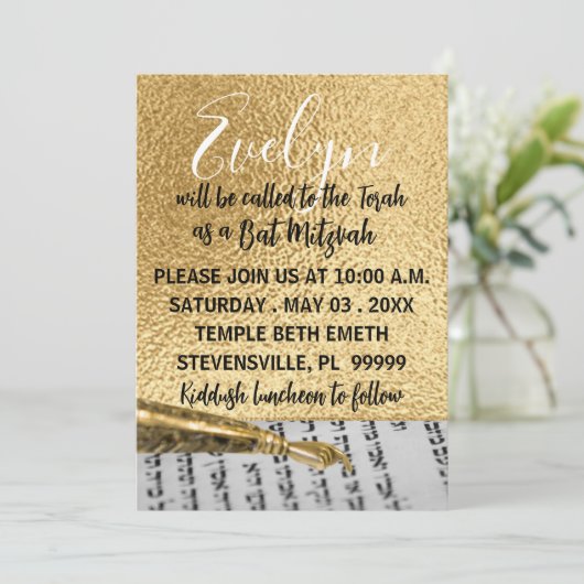 Bat of Bar Mitzvah Elegante Torah Yad uitnodiging (Staand voorkant)
