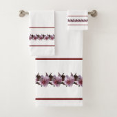 Bath Towel Set - Plum Blossom en Maroon Lines Bad Handdoek (Insitu)
