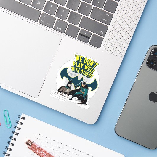 Batman & Ace - We spelen niet goed met anderen Sticker (Laptop met iPhone)
