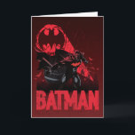 Batman Crimson Bat Signal Kaart<br><div class="desc">Deze afbeelding toont een dramatische vertolking van Batman, gegoten tegen een grimmige, rode achtergrond die de gevaarlijke sfeer van Gotham weerspiegelt. Het stuk gaat over het silhouet van Batman, dat met een imposante houding uit de duisternis tevoorschijn komt en zijn rol als bewaker van de nacht onderstreept. Het vleermuissignaal doemt...</div>