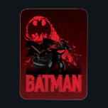 Batman Crimson Bat Signal Magneet<br><div class="desc">Deze afbeelding toont een dramatische vertolking van Batman, gegoten tegen een grimmige, rode achtergrond die de gevaarlijke sfeer van Gotham weerspiegelt. Het stuk gaat over het silhouet van Batman, dat met een imposante houding uit de duisternis tevoorschijn komt en zijn rol als bewaker van de nacht onderstreept. Het vleermuissignaal doemt...</div>