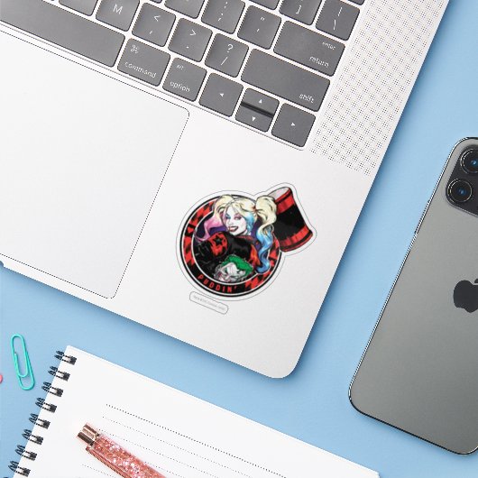 Batman | Harley Quinn Winking with Mallet Sticker (Laptop met iPhone)