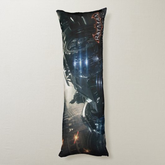 Batman met Batmobile in de regen Lichaamskussen (Achterkant (Verticaal))