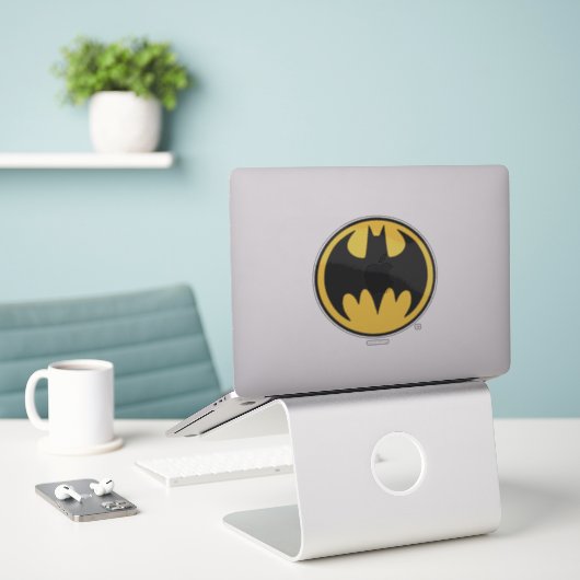 Batman Symbol | Donkergele cirkelvormige Logo Sticker (Laptop op bureau)