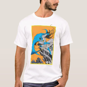 Batman Throws Batarang op Rooftop T-shirt