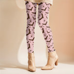 Bats Spiders Roze Girlie Retro Eenvoudige Hallowee Leggings<br><div class="desc">Dit leuke Halloween ontwerp maakt gebruik van een willekeurig patroon van eenvoudige bruine vleermuizen en spinnen op een meisjesroze achtergrond die kan worden aangepast aan elke kleur die u wilt. Dit leuke ontwerp heeft een retro vibe en kan worden gekoppeld met elke top gedurende de herfst en spooky seizoen! Mix...</div>