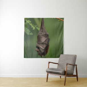 Bat's Tranquil Nap - Een kijkje op een groene boke Wandkleed