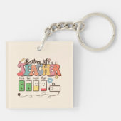 Batterijduur van een leraar – Relatable Educator Sleutelhanger (Achterkant)