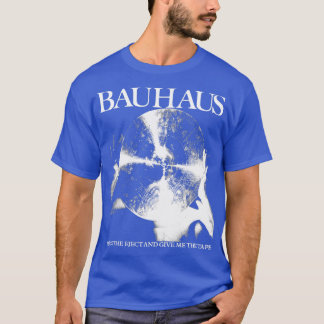 Bauhaus drukt op het uitwerpen en geeft me de tape t-shirt