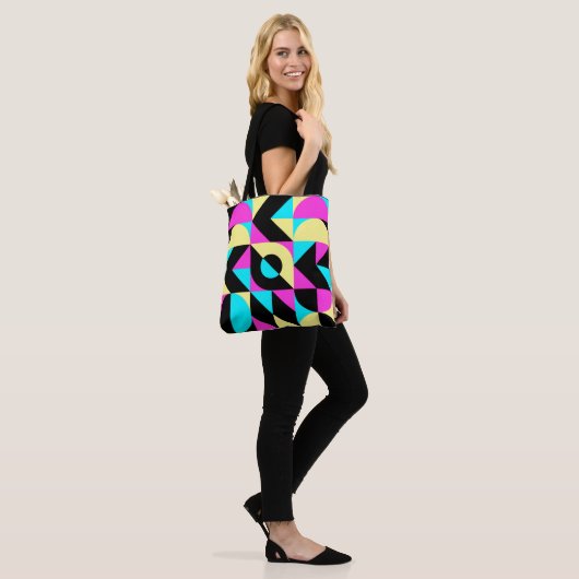 Bauhaus Geïnspireerd geometrisch patroon Tote Bag (Op model)