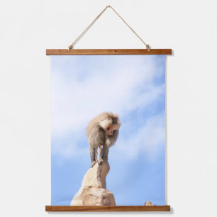 Baviaan aap boven op een berg hangend wandkleed