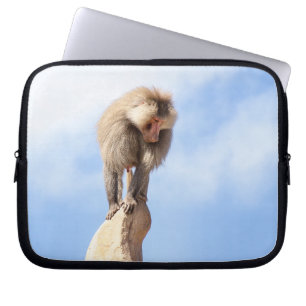 Baviaan aap boven op een berg laptop sleeve