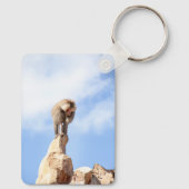 Baviaan aap boven op een berg sleutelhanger (Achterkant)