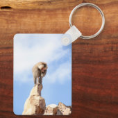 Baviaan aap boven op een berg sleutelhanger (Achterkant)