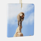 Baviaan aap op de top van een berg keramisch ornament (Rechts)