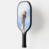 Baviaan aap op de top van een berg pickleball paddle (Links)
