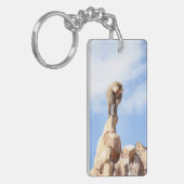 Baviaan aap op de top van een berg sleutelhanger (Voorkant Links)