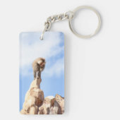Baviaan aap op de top van een berg sleutelhanger (achterkant)