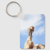 Baviaan aap op de top van een berg sleutelhanger (Voorkant)
