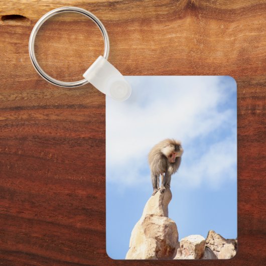 Baviaan aap op de top van een berg sleutelhanger (Voorkant)