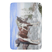 Bay and White Tobiano Paint Horse in de sneeuw Badmat (Voorkant Verticaal)