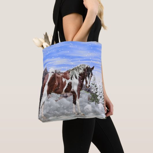 Bay and White Tobiano Paint Horse in de sneeuw Tote Bag (Dichtbij)