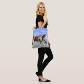 Bay and White Tobiano Paint Horse in de sneeuw Tote Bag (Op model)