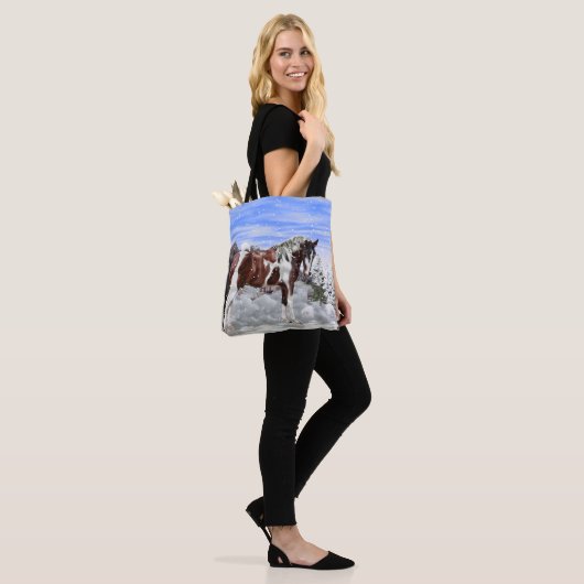 Bay and White Tobiano Paint Horse in de sneeuw Tote Bag (Op model)