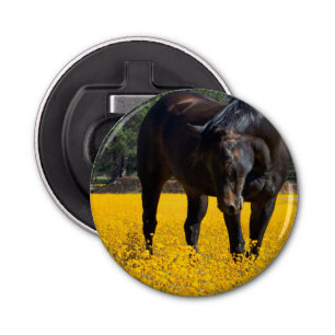 Bay Horse in een Gebied van Gele Bloemen Button Flesopener