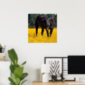 Bay Horse in een Gebied van Gele Bloemen Poster (Thuiskantoor)