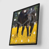 Bay Horse in een Gebied van Gele Bloemen Vierkante Klok (Hoek)