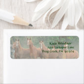 Bay Kastanje Bruine Paarden in Veld met Bomen Etiket (Insitu)