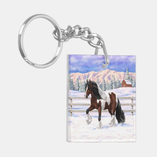 Bay Pinto Gypsy Vanner Draft Horse in sneeuw Sleutelhanger (Voorkant Links)