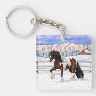 Bay Pinto Gypsy Vanner Draft Horse in sneeuw Sleutelhanger