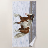 Bay Pinto Gypsy Vanner Draft Horse in sneeuw Strandlaken (Voorkant)