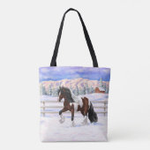 Bay Pinto Gypsy Vanner Draft Horse in sneeuw Tote Bag (Achterkant)